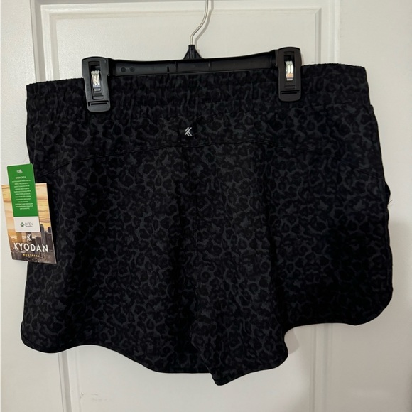 Athletic shorts - Picture 3 of 7